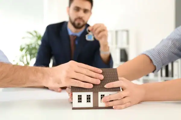 Couple arguing over property in divorce mediation Hillingdon